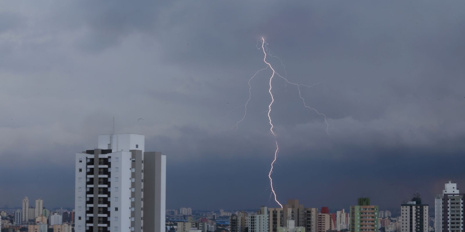 saiba-como-se-proteger-de-raios-durante-tempestades