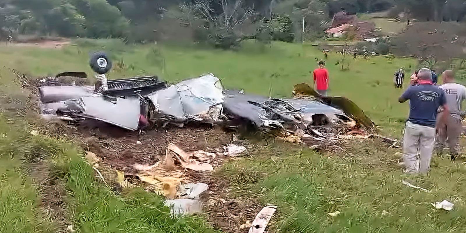 aviao-cai-em-minas-gerais-e-deixa-sete-mortos