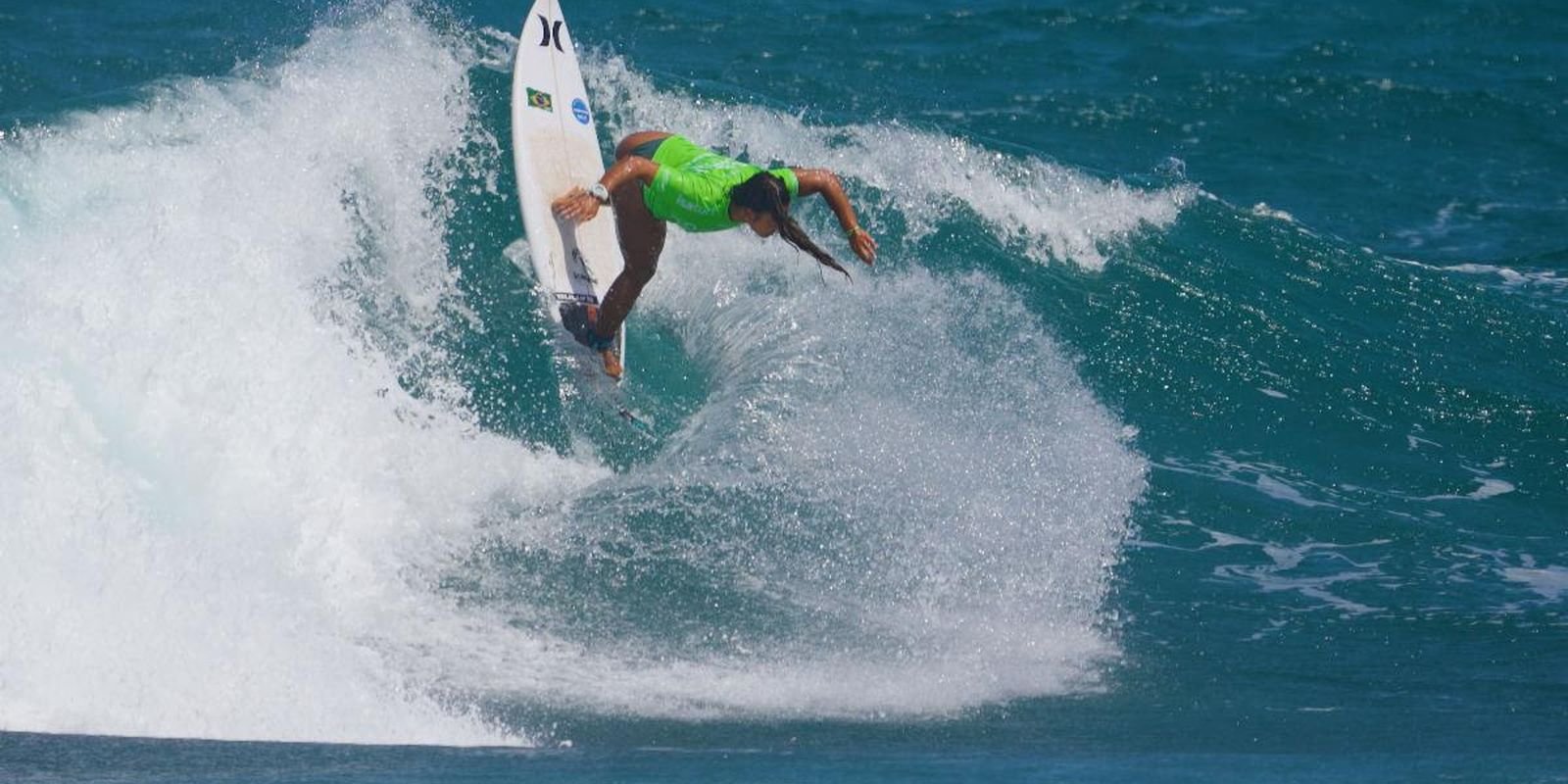 paris-2024:-taina-henckel-carimba-2a-vaga-feminina-do-brasil-no-surfe