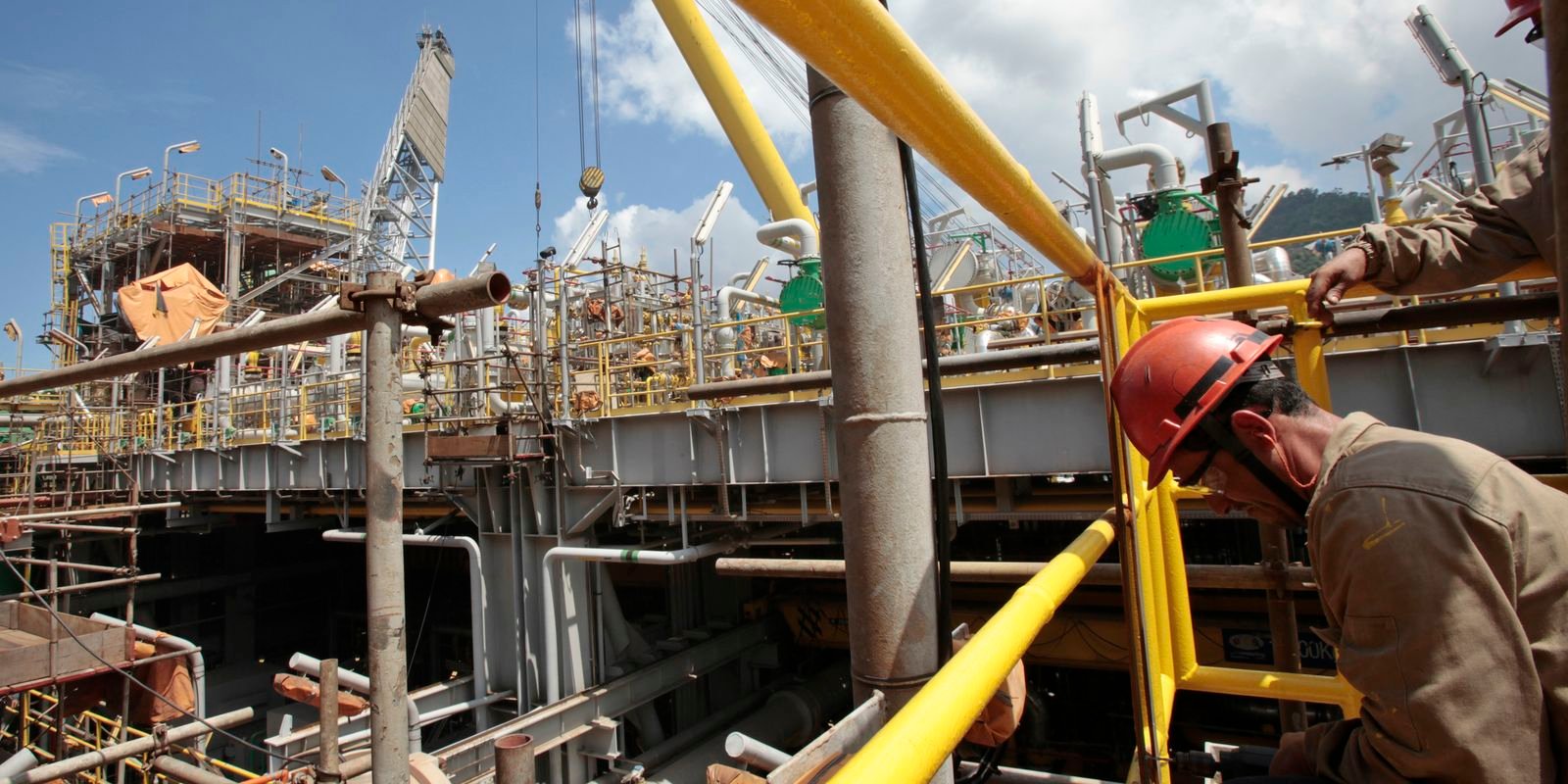 producao-media-de-petroleo-e-gas-bate-recorde-em-2023,-informa-anp