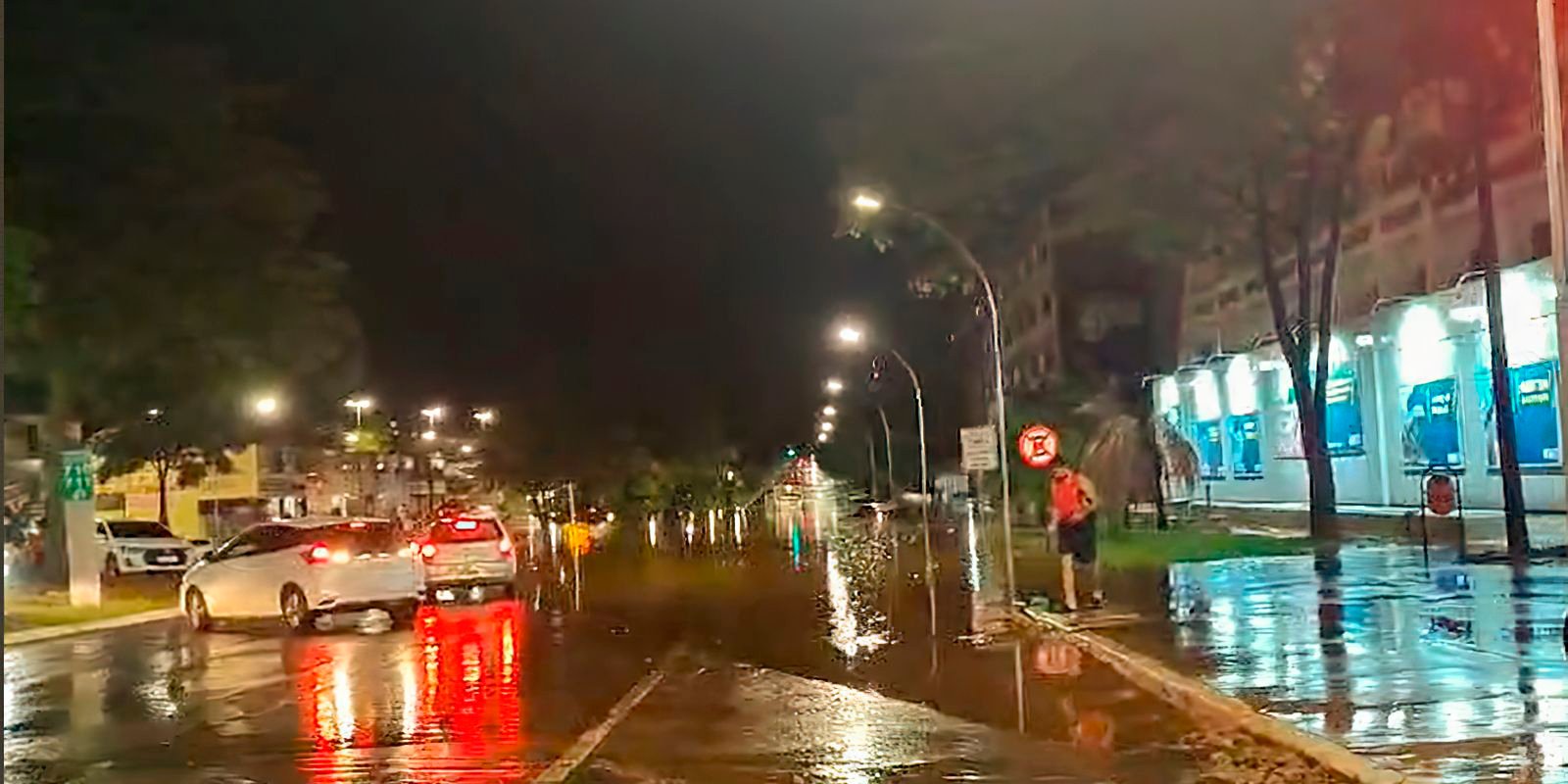 forte-chuva-no-df-causa-alagamentos-e-queda-de-energia