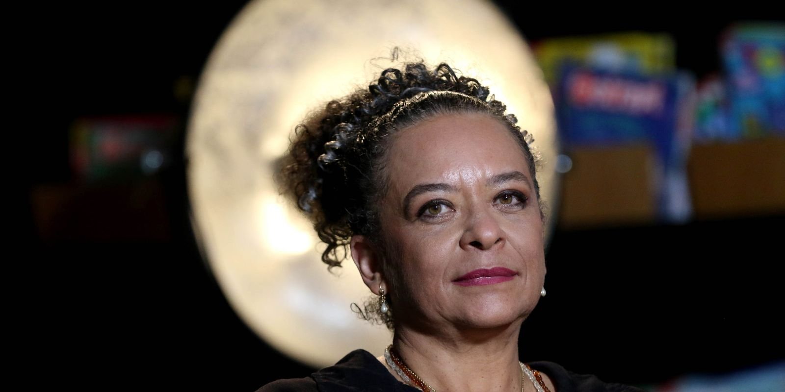 ana-maria-goncalves-celebra-homenagem-as-maes-negras-na-portela