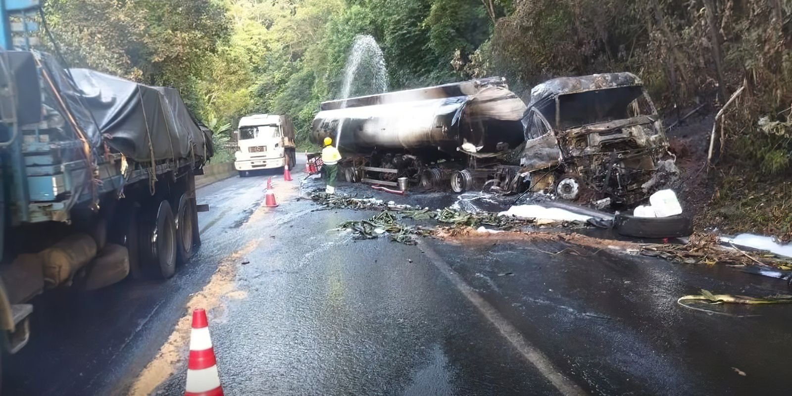 motoristas-enfrentam-engarrafamento-na-descida-para-a-baixada-santista