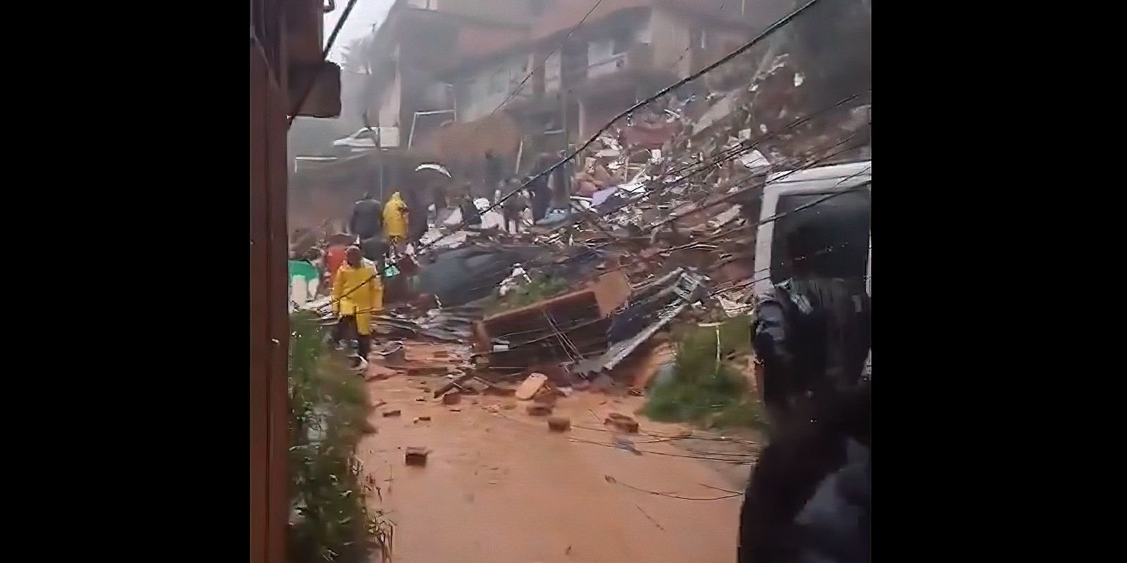 desabamento-causa-tres-mortes-em-petropolis,-no-rj
