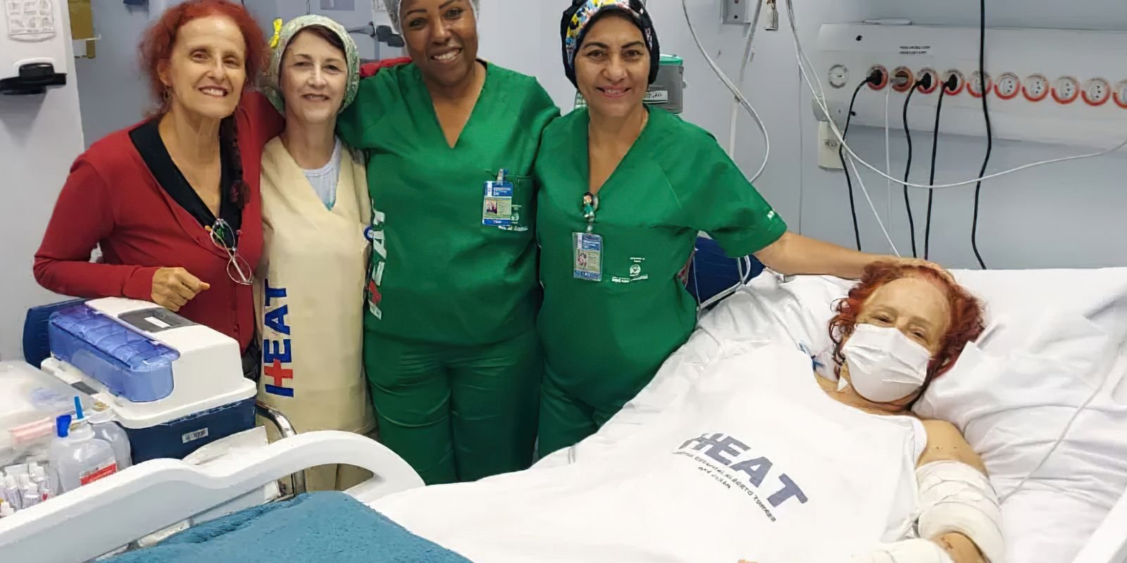 escritora-atacada-por-pit-bulls-recebe-alta-apos-13-dias-internada