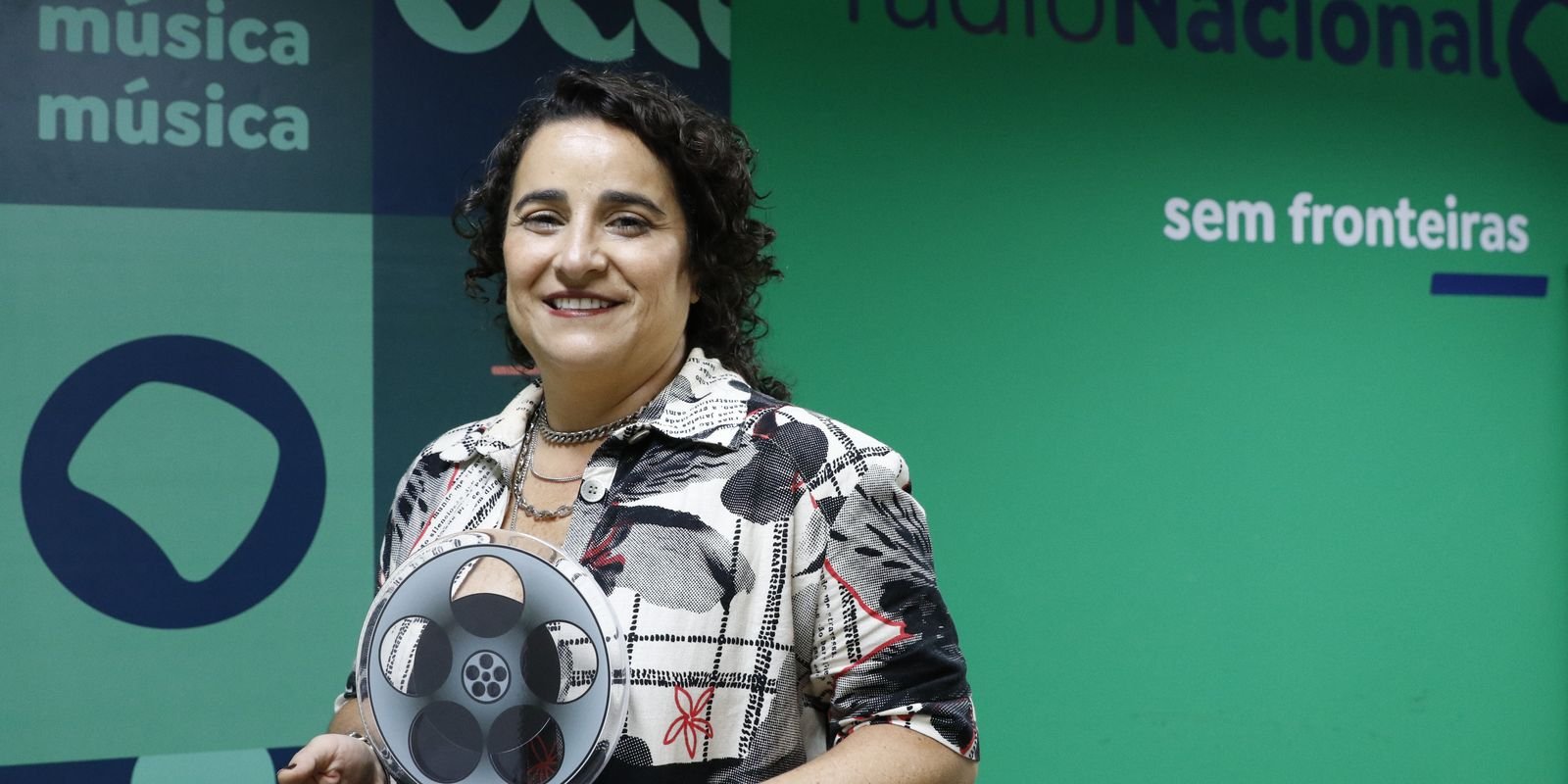 luciana-zogaib,-da-radio-nacional,-ganha-premio-em-festival-de-cinema