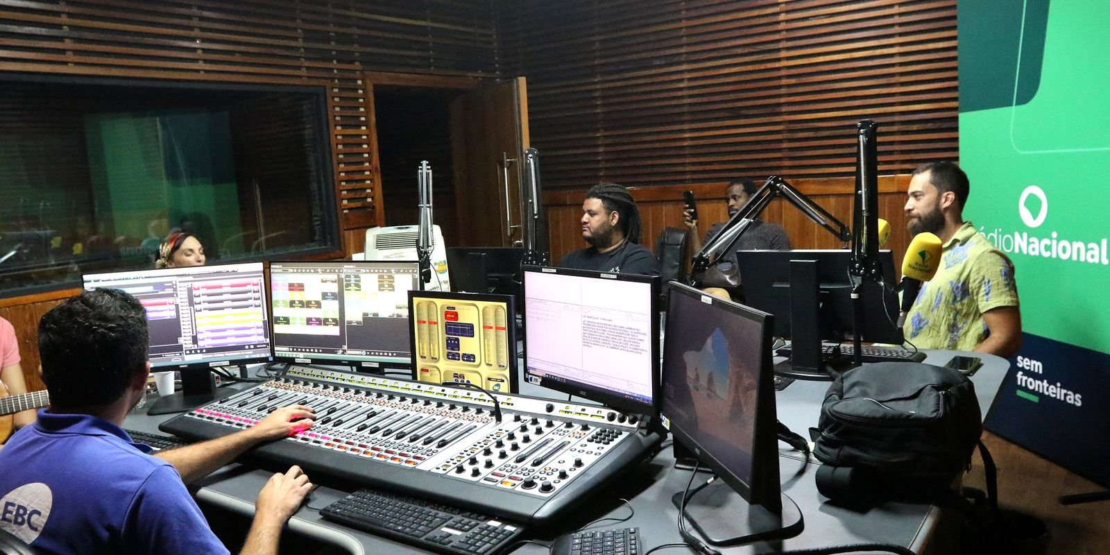 radio-nacional-chega-onde-falta-energia-e-ajuda-populacao-do-rs