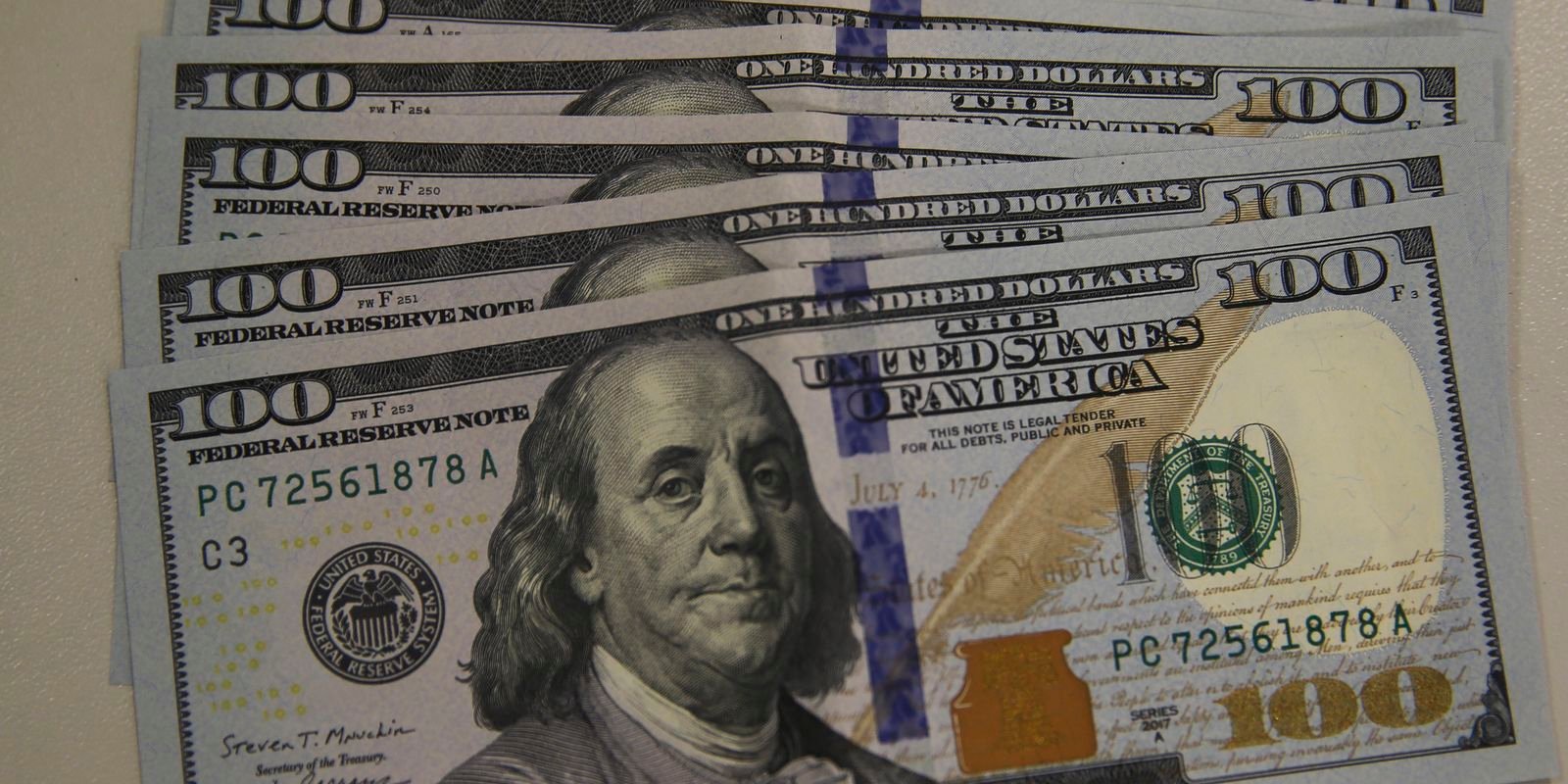 dolar-encosta-em-r$-5,21-pressionado-por-brasil-e-exterior