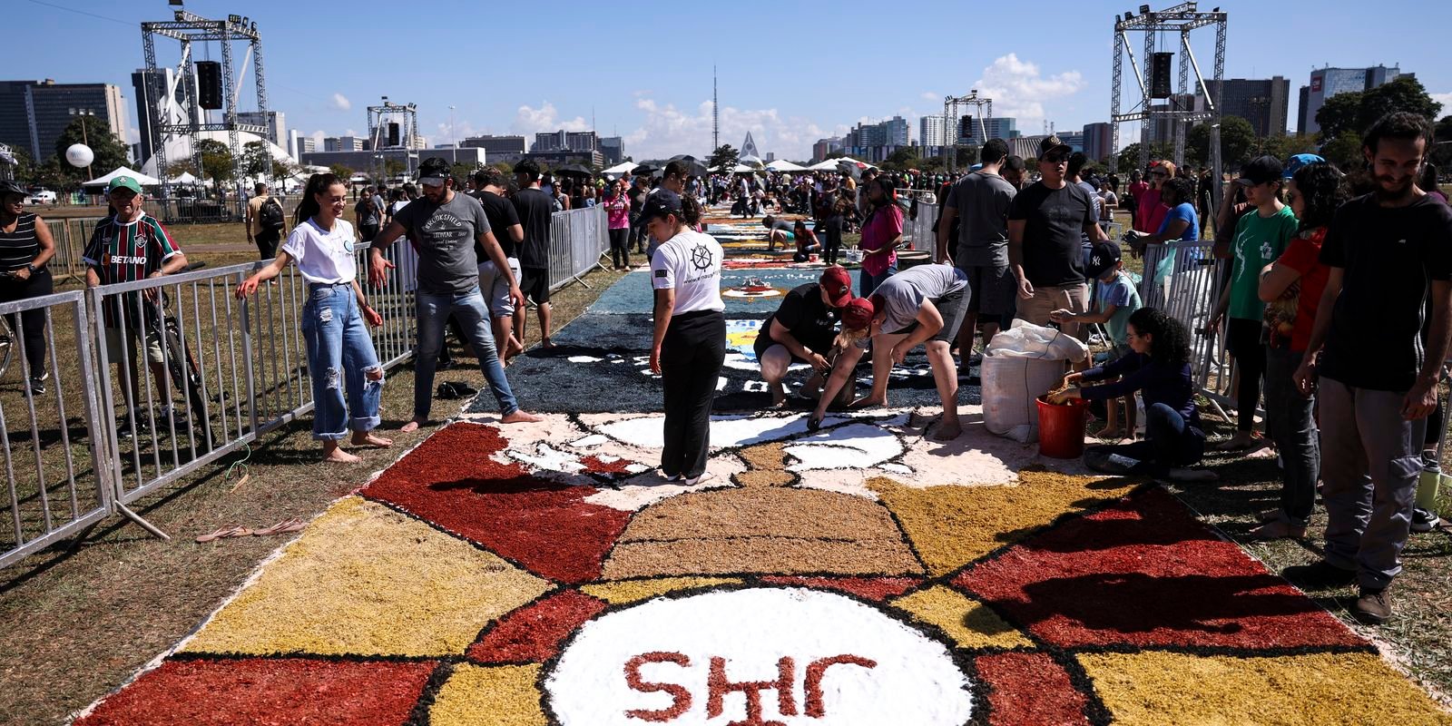 festa-religiosa-de-corpus-christi-reune-fieis-em-varias-cidades
