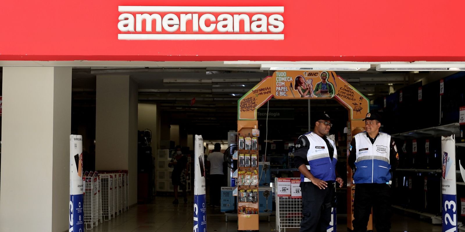 ex-diretora-das-americanas-entrega-passaporte-ao-retornar-ao-brasil
